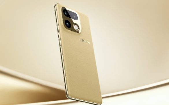 Vue arrière d'un smartphone Realme Série 16 Pro en finition cuir vegan doré, mettant en avant son triple module photo sophistiqué sur un fond abstrait élégant.