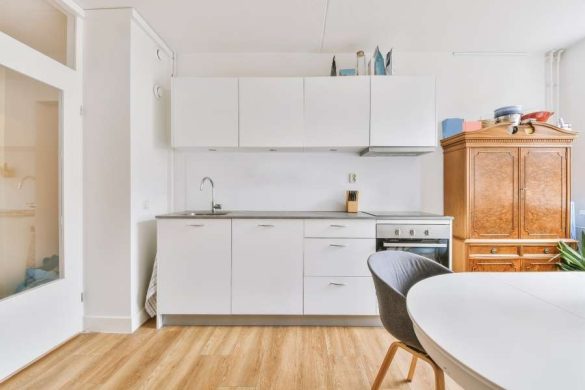 Une cuisine fonctionnelle et une table à manger pour délimiter les zones dans un studio.