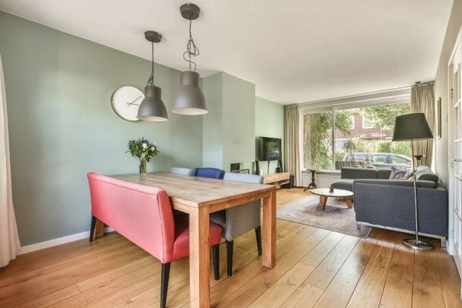 Un salon et une salle à manger ouverts pour bien délimiter les zones dans un studio.